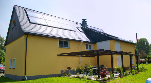 PREFA Schindeldach mit integrierten Solarmodulen